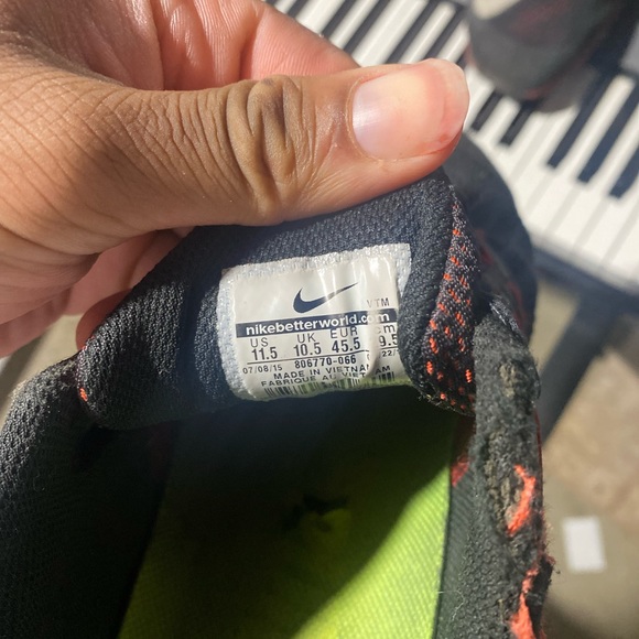 Red and Black Nike Air max’s - Picture 4 of 5